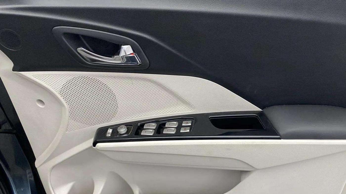 2022 Mahindra XUV300 W8 (O) 1.2 PETROL AMT, Petrol, Automatic, 6,079 km, Driver Side Door Panels Control