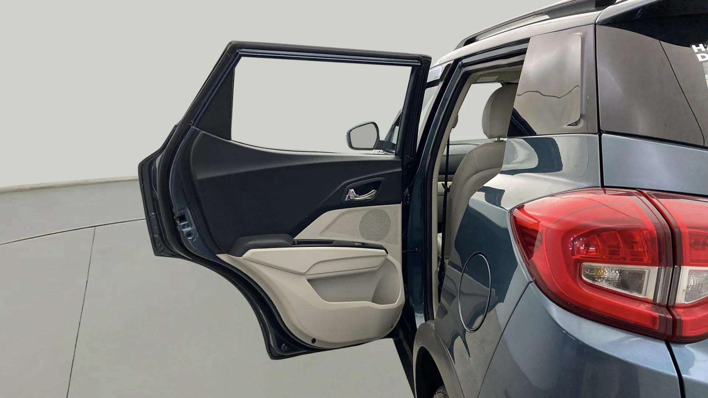 2022 Mahindra XUV300 W8 (O) 1.2 PETROL AMT, Petrol, Automatic, 6,079 km, LHS Rear Door