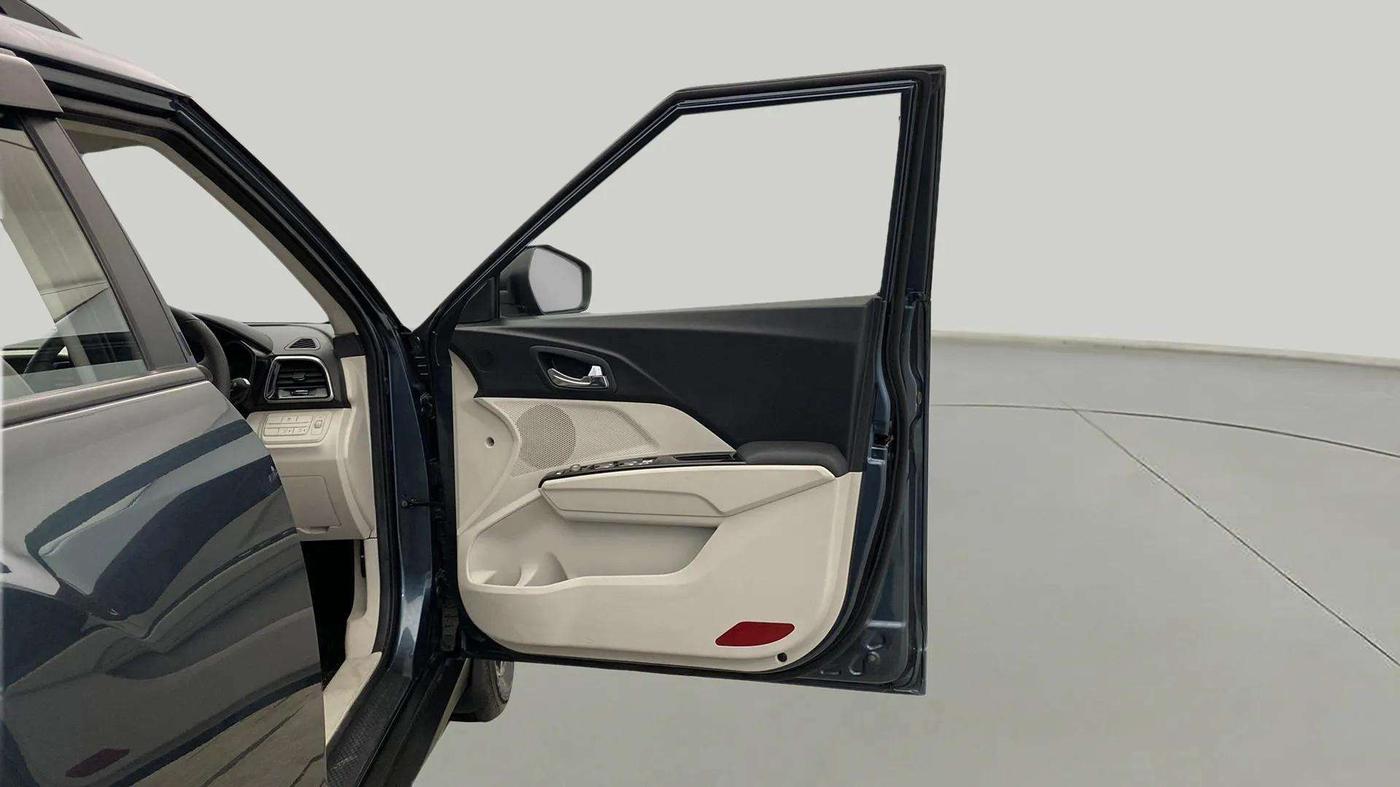 2022 Mahindra XUV300 W8 (O) 1.2 PETROL AMT, Petrol, Automatic, 6,079 km, RHS Front Door