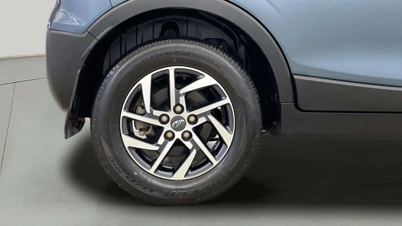 2022 Mahindra XUV300 W8 (O) 1.2 PETROL AMT, Petrol, Automatic, 6,079 km, Right Rear Wheel