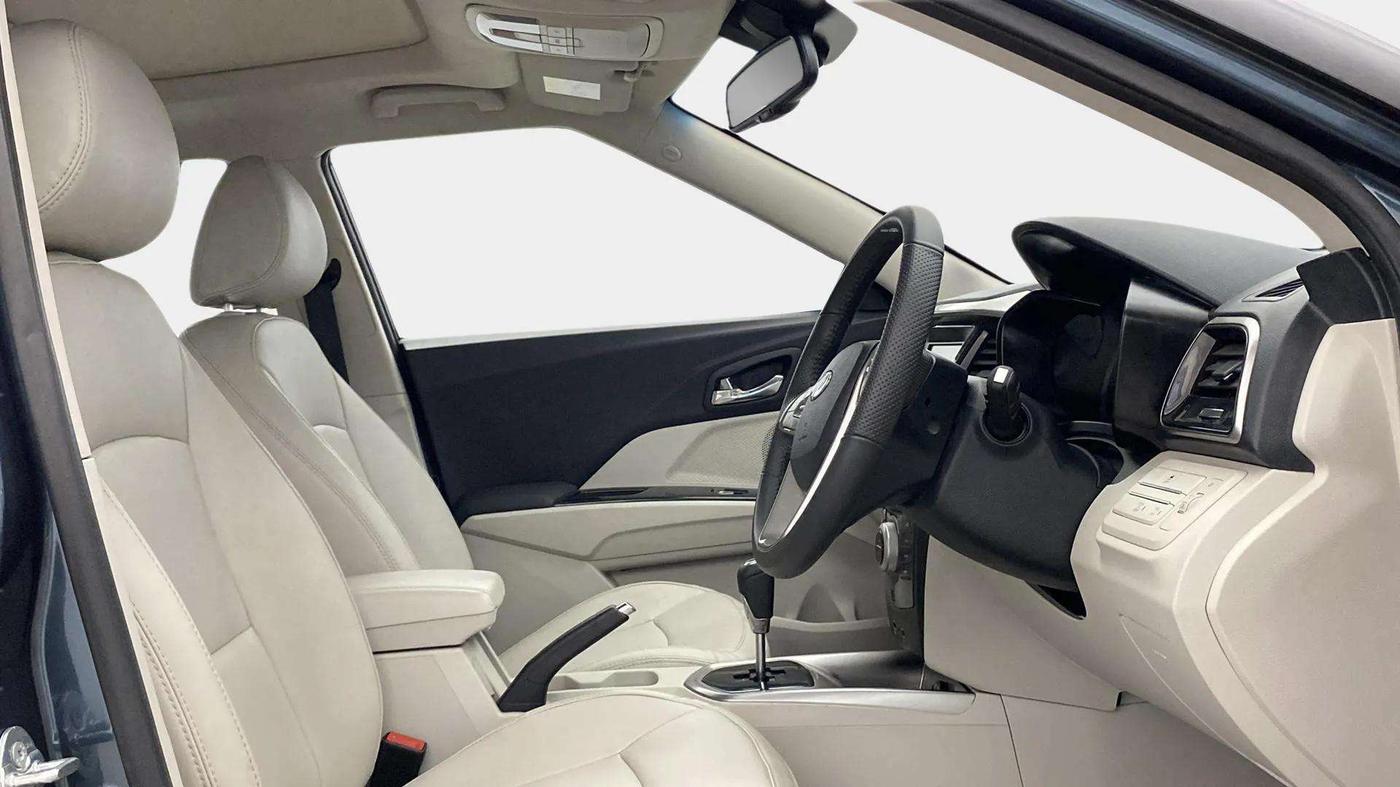 2022 Mahindra XUV300 W8 (O) 1.2 PETROL AMT, Petrol, Automatic, 6,079 km, Right Side Front Door Cabin