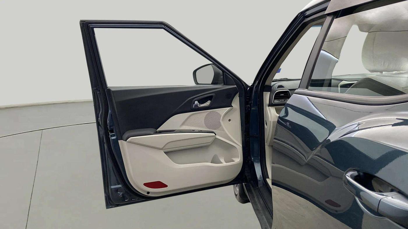 2022 Mahindra XUV300 W8 (O) 1.2 PETROL AMT, Petrol, Automatic, 6,079 km, LHS Front Door