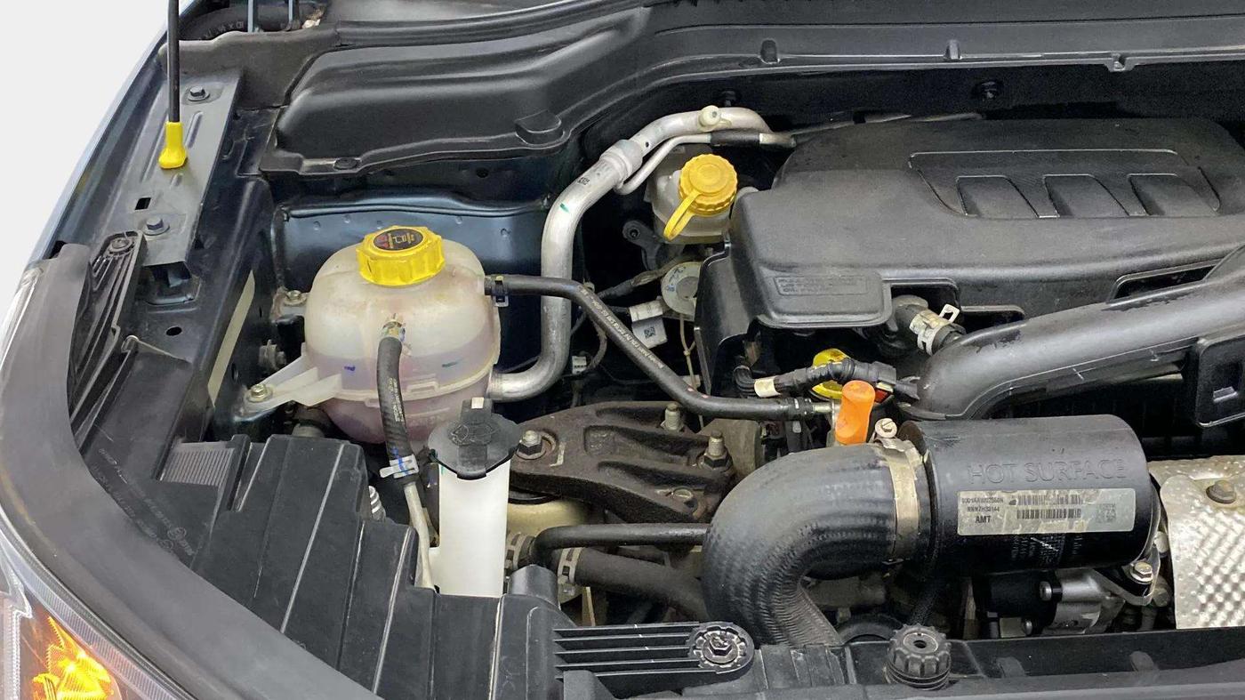 2022 Mahindra XUV300 W8 (O) 1.2 PETROL AMT, Petrol, Automatic, 6,079 km, Engine View - Right