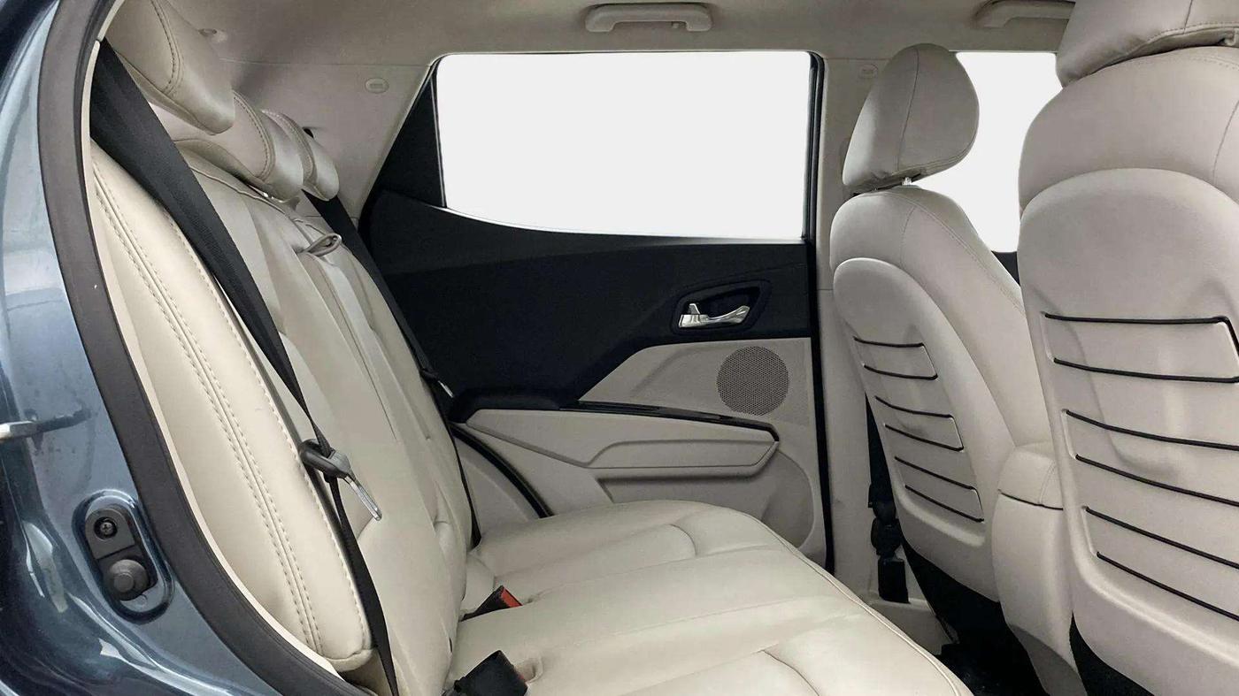 2022 Mahindra XUV300 W8 (O) 1.2 PETROL AMT, Petrol, Automatic, 6,079 km, Right Side Rear Door Cabin