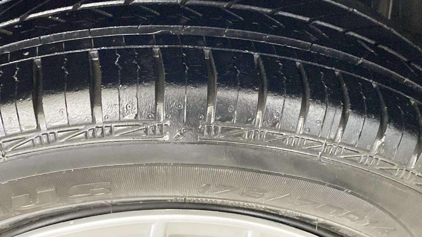 2019 Volkswagen Ameo TRENDLINE 1.0L, Petrol, Manual, 39,107 km, Left Front Tyre Tread