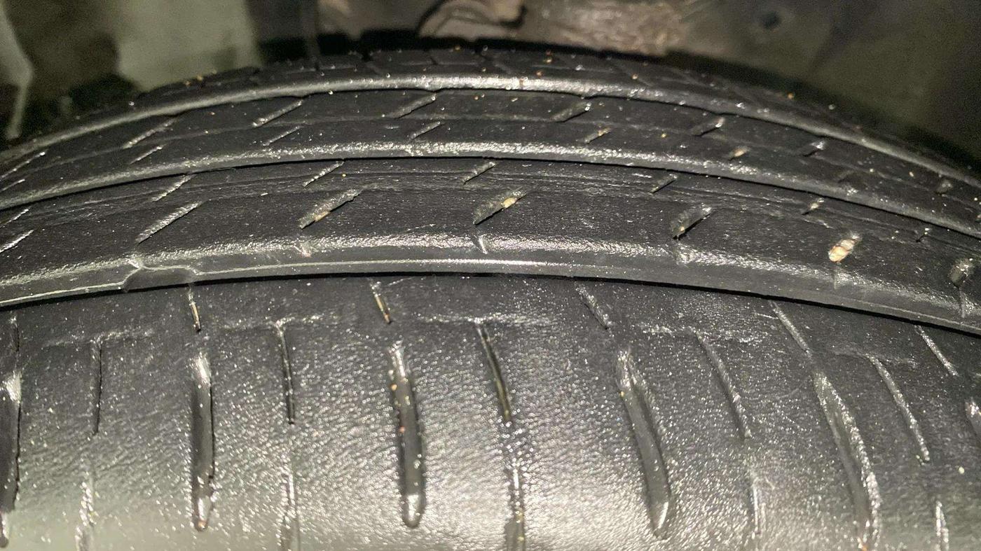 2018 Maruti IGNIS ALPHA 1.2 AMT DUAL TONE, Petrol, Automatic, 17,571 km, Left Front Tyre Tread