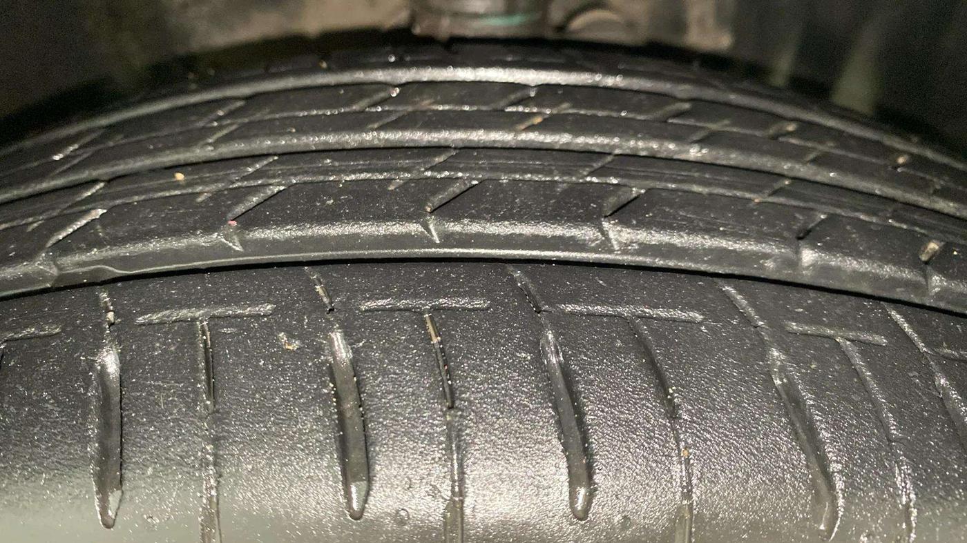 2018 Maruti IGNIS ALPHA 1.2 AMT DUAL TONE, Petrol, Automatic, 17,571 km, Right Front Tyre Tread