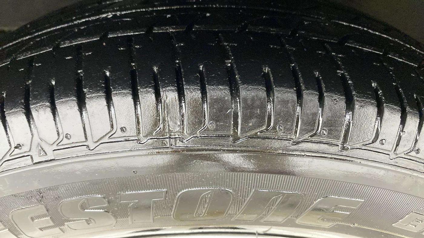 2015 Hyundai i10 SPORTZ 1.1, Petrol, Manual, 34,229 km, Right Front Tyre Tread