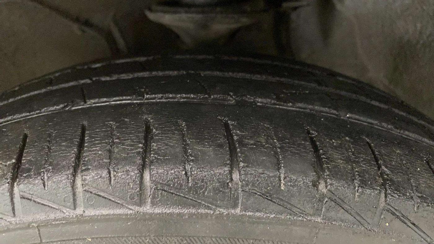 2019 Maruti Alto LXI CNG, CNG, Manual, 44,727 km, Left Front Tyre Tread