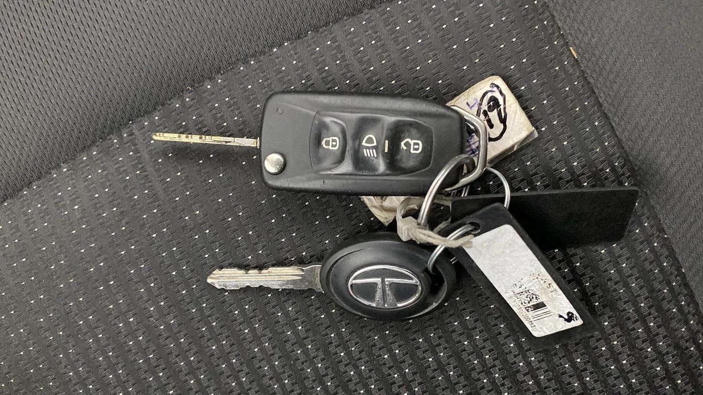 2017 Tata TIGOR XZ (O) PETROL, Petrol, Manual, 86,126 km, Key Close Up