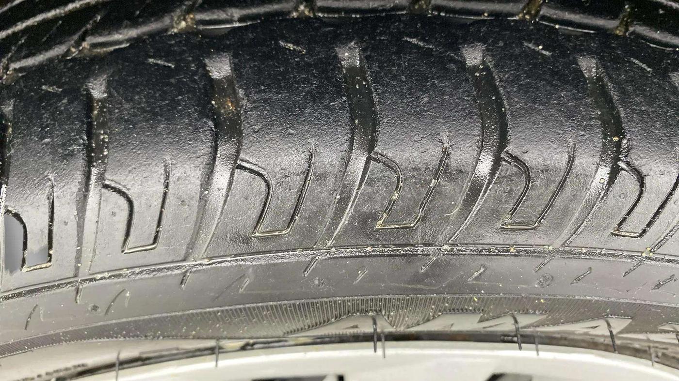 2015 Maruti Wagon R 1.0 VXI, Petrol, Manual, 13,389 km, Left Front Tyre Tread