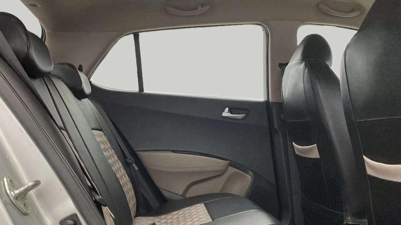 2016 Hyundai Grand i10 ASTA (O) 1.2 KAPPA VTVT, Petrol, Manual, 33,368 km, Right Side Rear Door Cabin