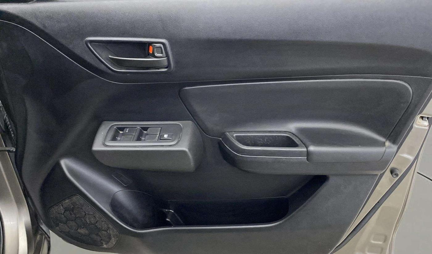 2021 Maruti Swift LXI, Petrol, Manual, 33,461 km, Driver Side Door Panels Control