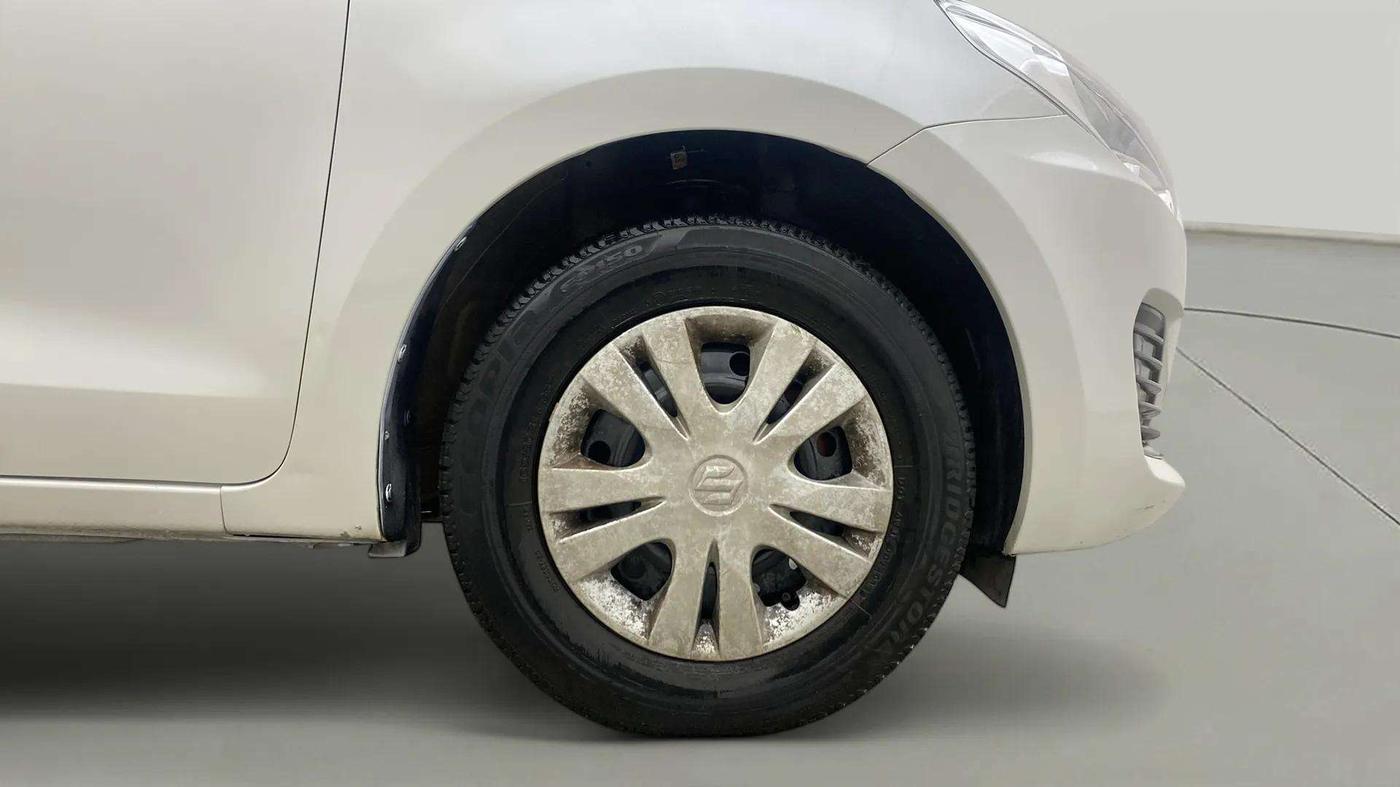 2021 Maruti Swift VXI AMT, Petrol, Automatic, 67,359 km, Right Front Wheel