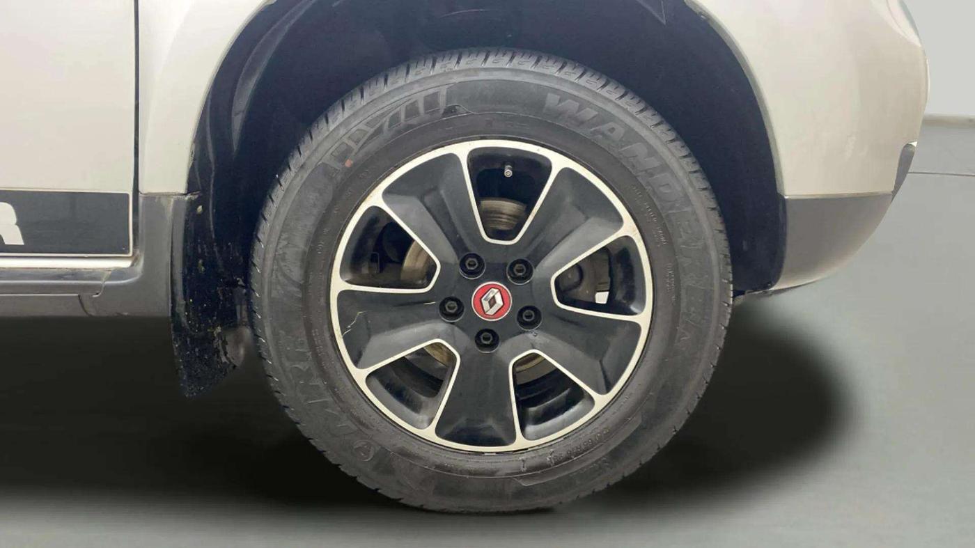 2017 Renault Duster RXS CVT, Petrol, Automatic, 72,666 km, Right Front Wheel