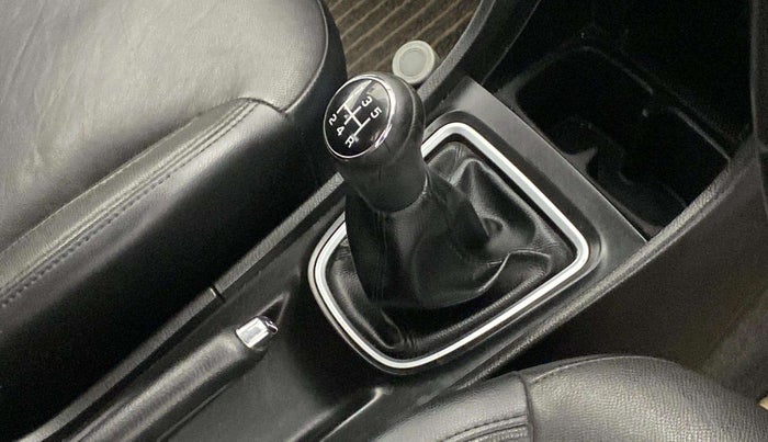 2015 Maruti Ciaz ZXI+ RS, Petrol, Manual, 81,090 km, Gear lever - Knob has minor damage