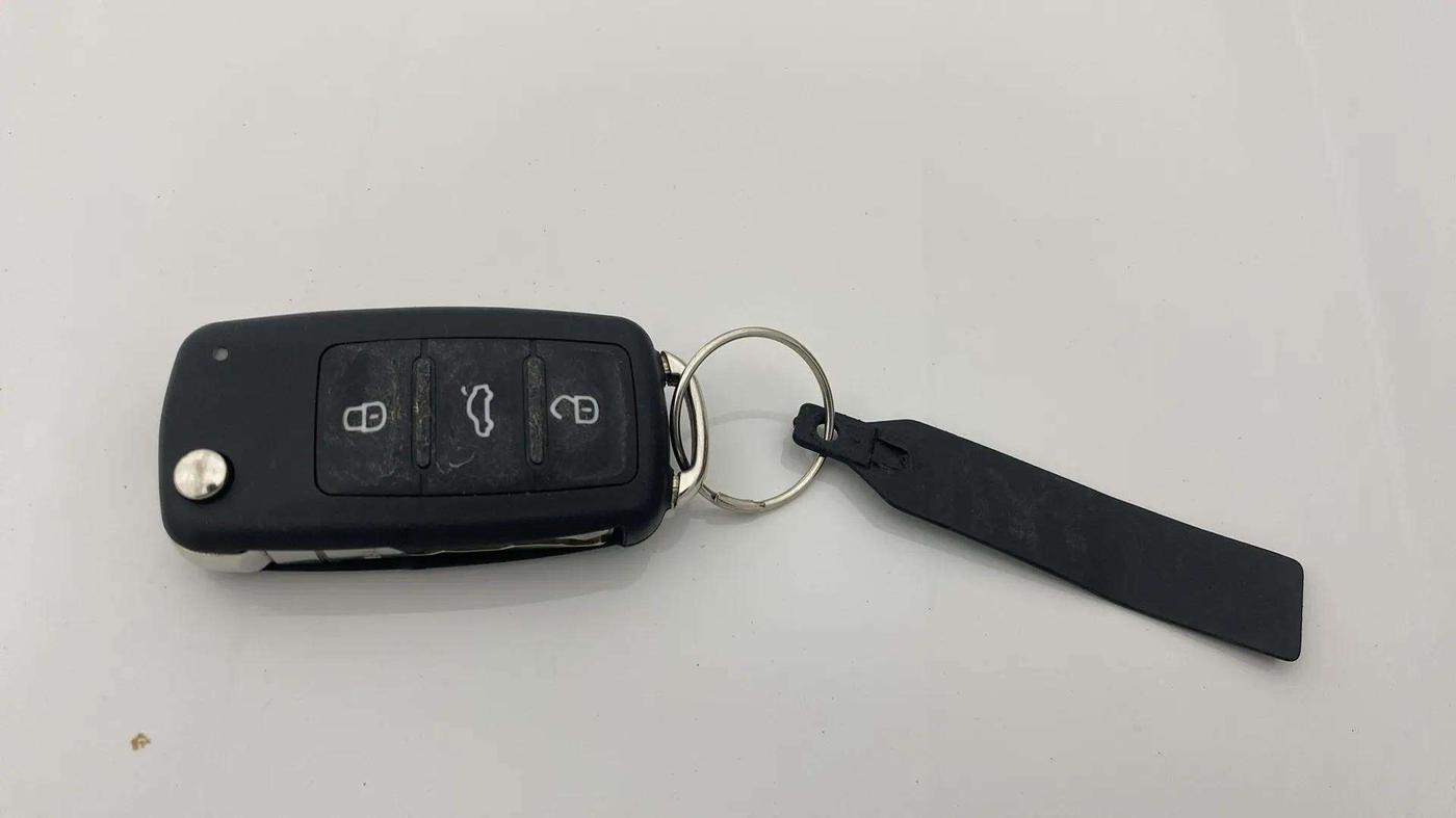2019 Volkswagen Polo COMFORTLINE 1.0L MPI, Petrol, Manual, 42,287 km, Key Close Up