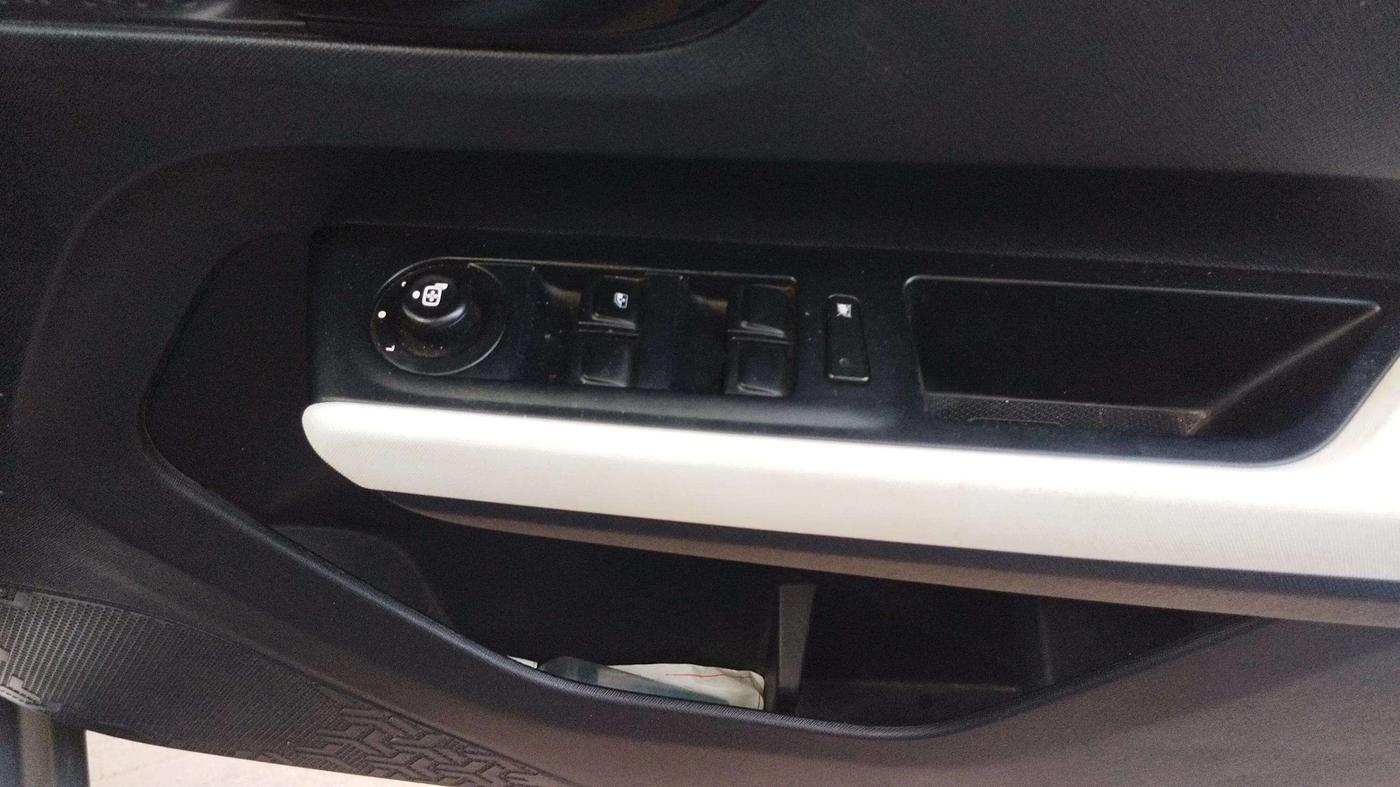 2022 Tata PUNCH ACCOMPLISHED MT, CNG, Manual, 44,733 km, Driver Side Door Panels Control