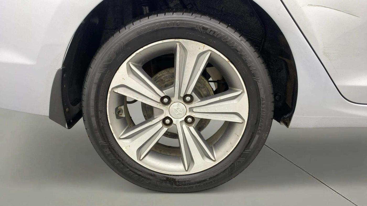 2019 Hyundai Verna 1.6 VTVT SX, Petrol, Manual, 47,796 km, Right Rear Wheel