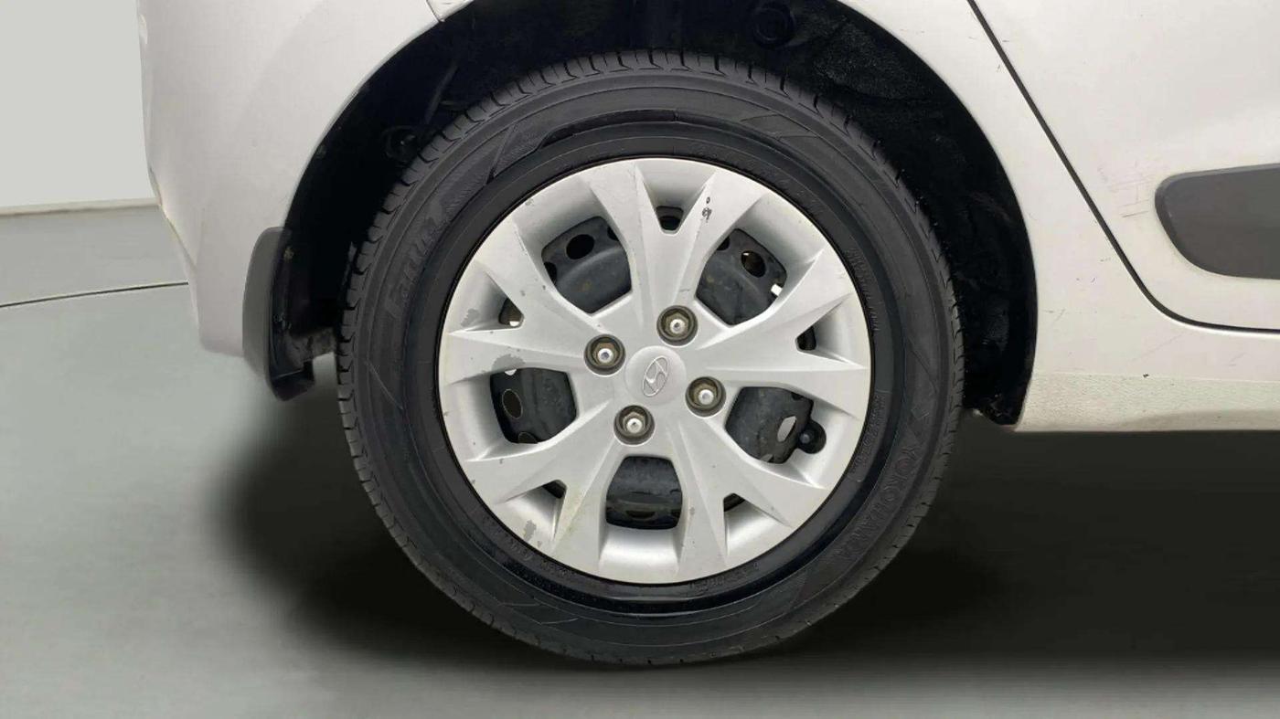2016 Hyundai Grand i10 SPORTZ 1.2 KAPPA VTVT, Petrol, Manual, 62,694 km, Right Rear Wheel