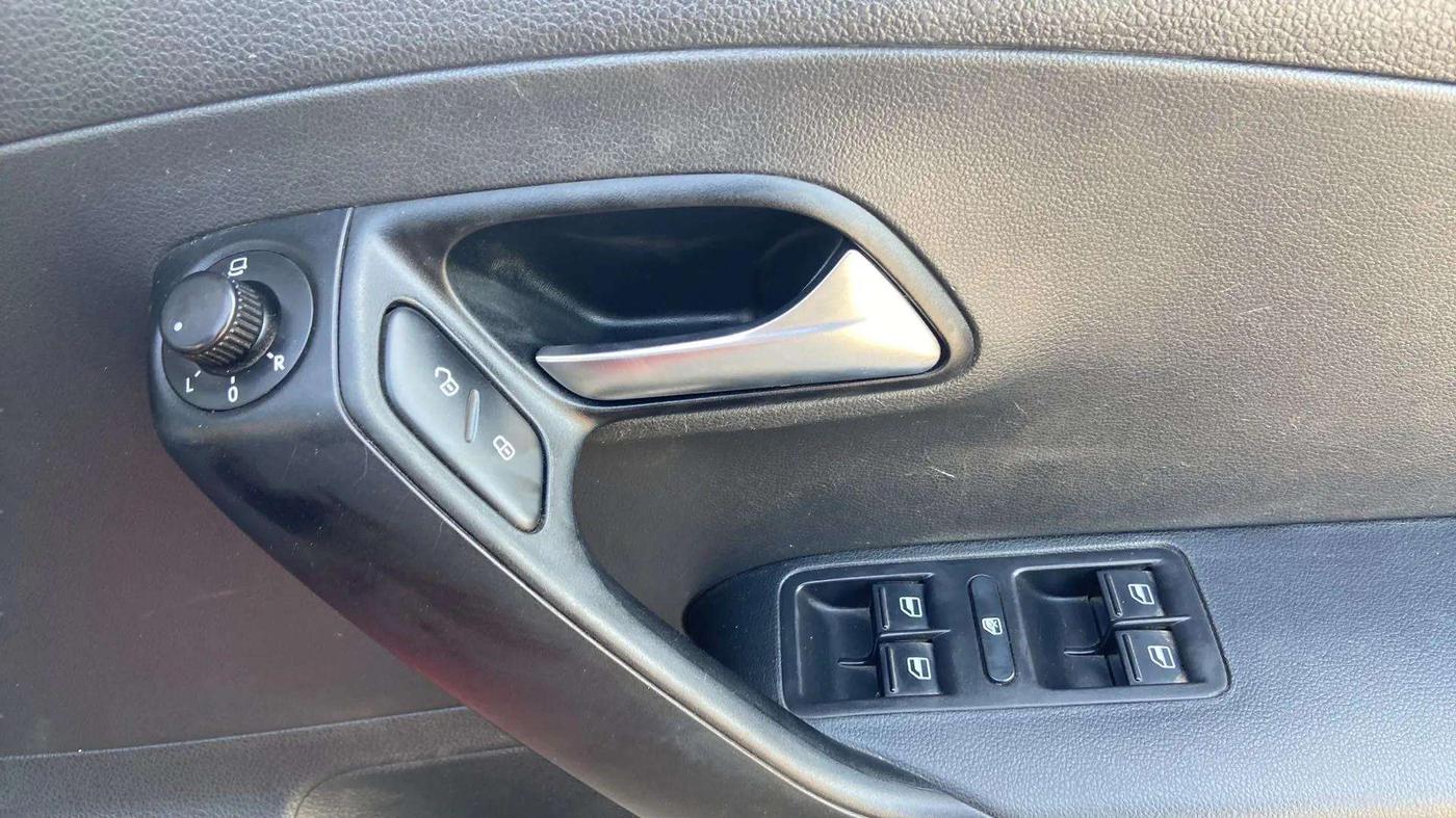 2021 Volkswagen Polo HIGHLINE PLUS 1.0L TSI, Petrol, Manual, 59,891 km, Driver Side Door Panels Control