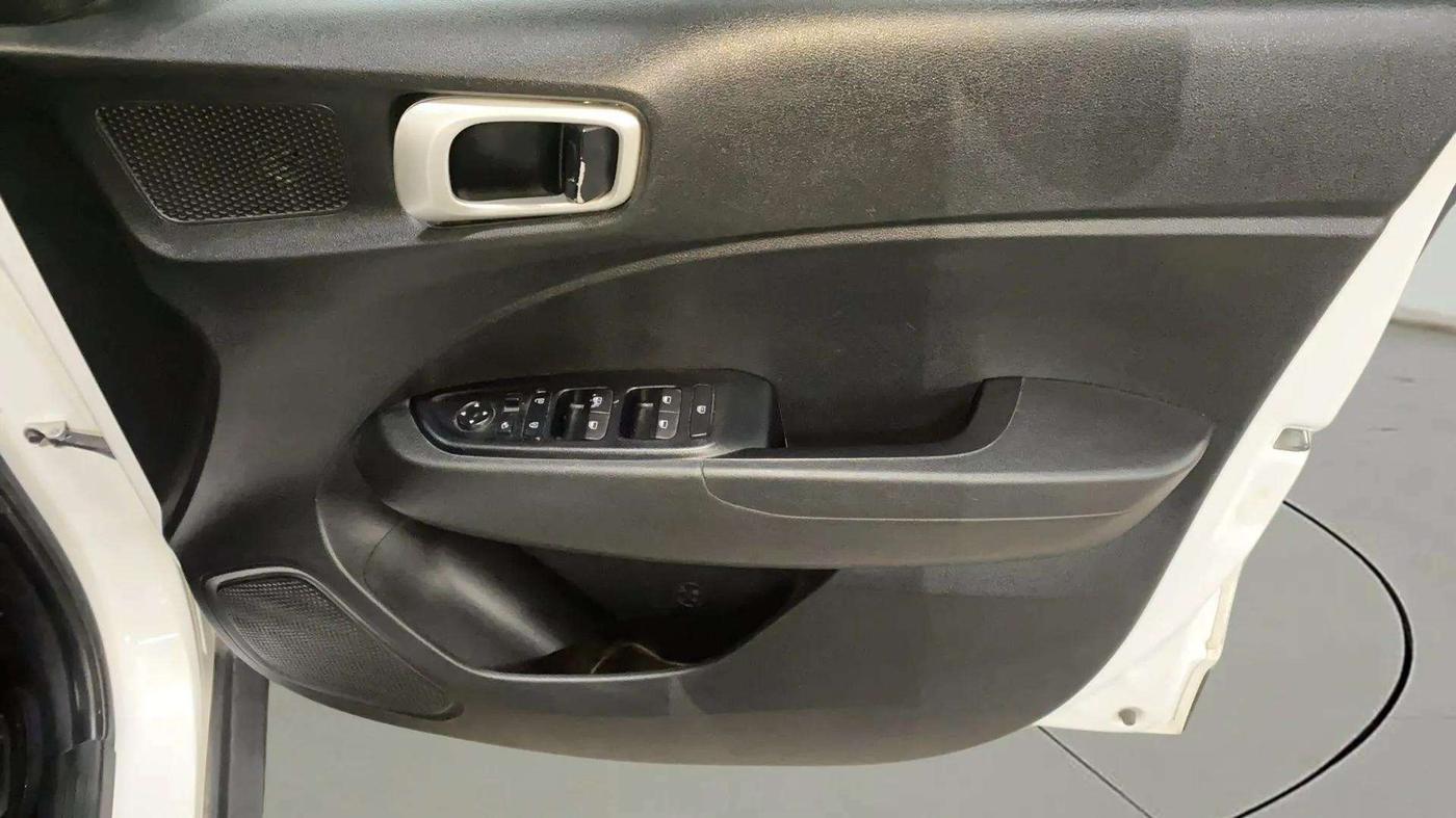 2022 Hyundai VENUE SX 1.0 TURBO, Petrol, Manual, 45,421 km, Driver Side Door Panels Control