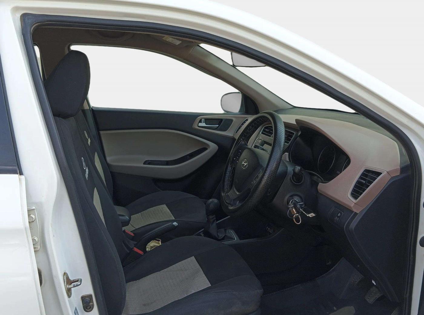 2019 Hyundai Elite i20 MAGNA PLUS 1.2, Petrol, Manual, 28,935 km, Right Side Front Door Cabin