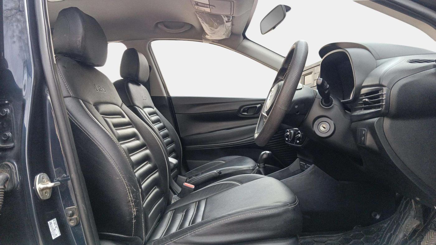 2022 Hyundai NEW I20 MAGNA 1.2 MT, Petrol, Manual, 17,956 km, Right Side Front Door Cabin