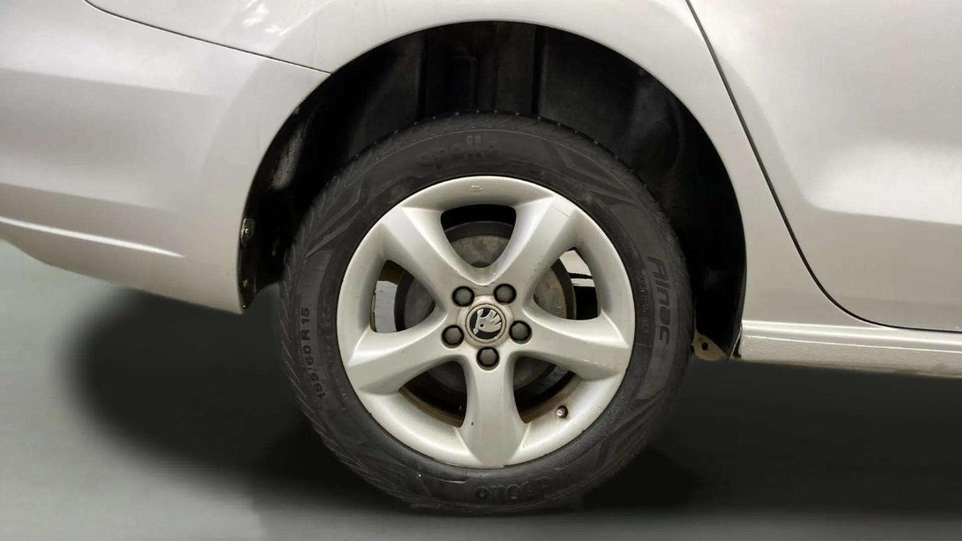 2014 Skoda Rapid ELEGANCE 1.6 MPI MT, Petrol, Manual, 36,704 km, Right Rear Wheel