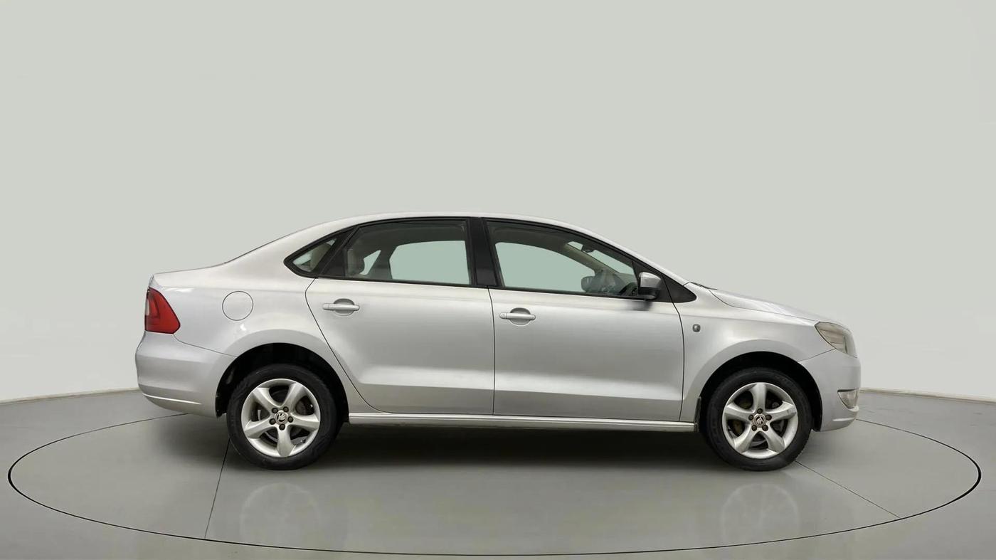 2014 Skoda Rapid ELEGANCE 1.6 MPI MT, Petrol, Manual, 36,704 km, Right Side View