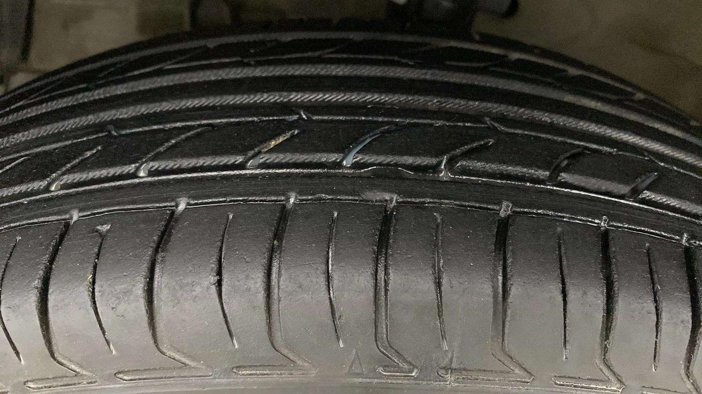 2015 Maruti Swift Dzire LXI (O), Petrol, Manual, 61,842 km, Left Front Tyre Tread