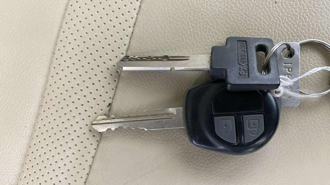 2015 Maruti Swift Dzire LXI (O), Petrol, Manual, 61,842 km, Key Close Up