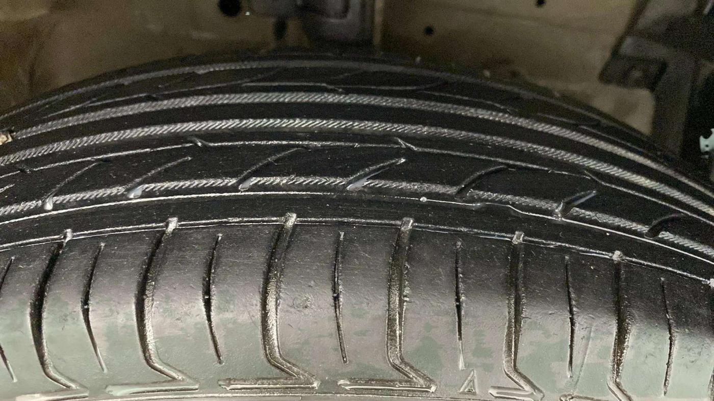 2015 Maruti Swift Dzire LXI (O), Petrol, Manual, 61,842 km, Right Front Tyre Tread