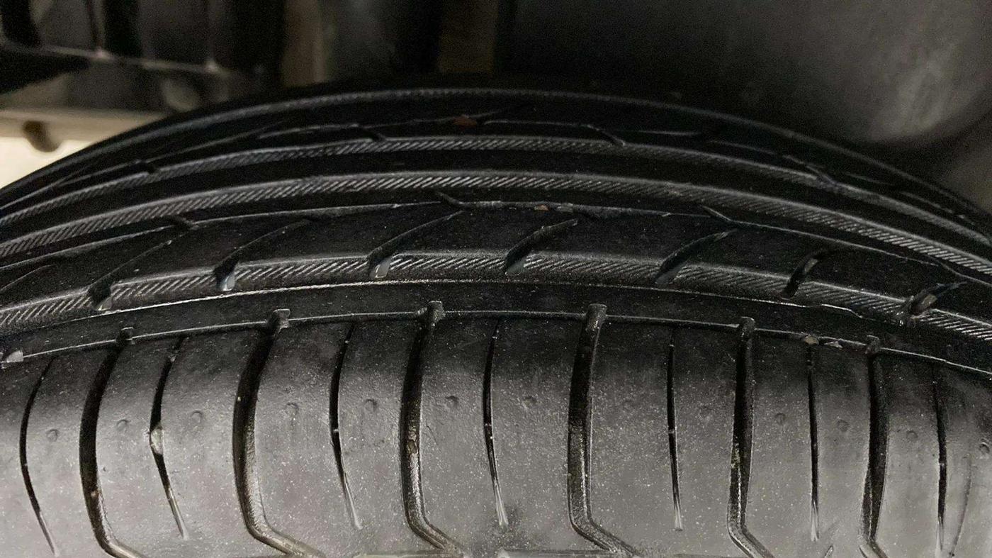 2015 Maruti Swift Dzire LXI (O), Petrol, Manual, 61,842 km, Right Rear Tyre Tread