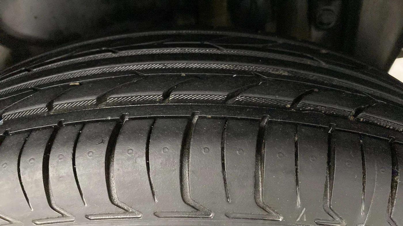 2015 Maruti Swift Dzire LXI (O), Petrol, Manual, 61,842 km, Left Rear Tyre Tread