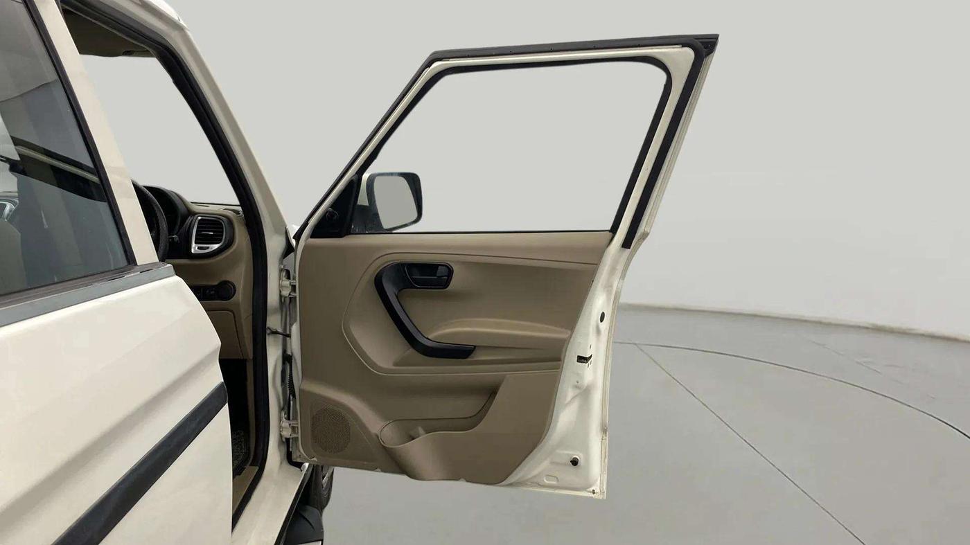 2022 Mahindra BOLERO NEO N 8, Diesel, Manual, 52,807 km, RHS Front Door