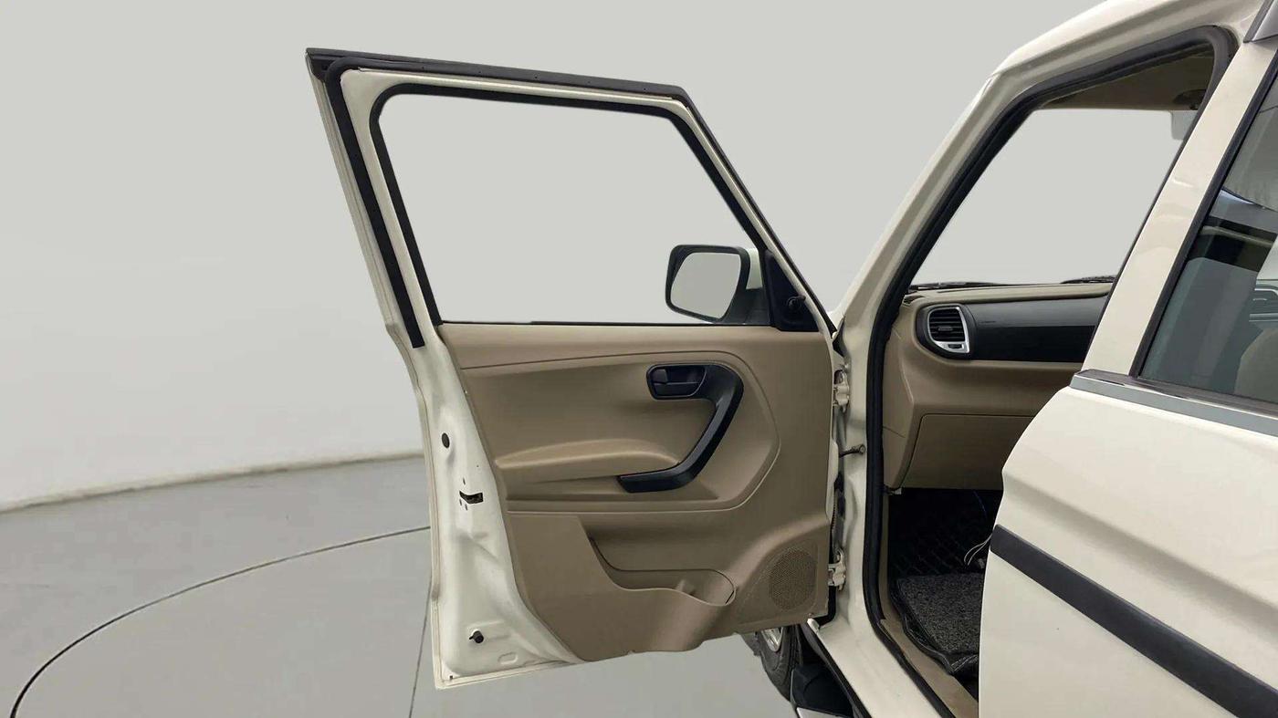 2022 Mahindra BOLERO NEO N 8, Diesel, Manual, 52,807 km, LHS Front Door
