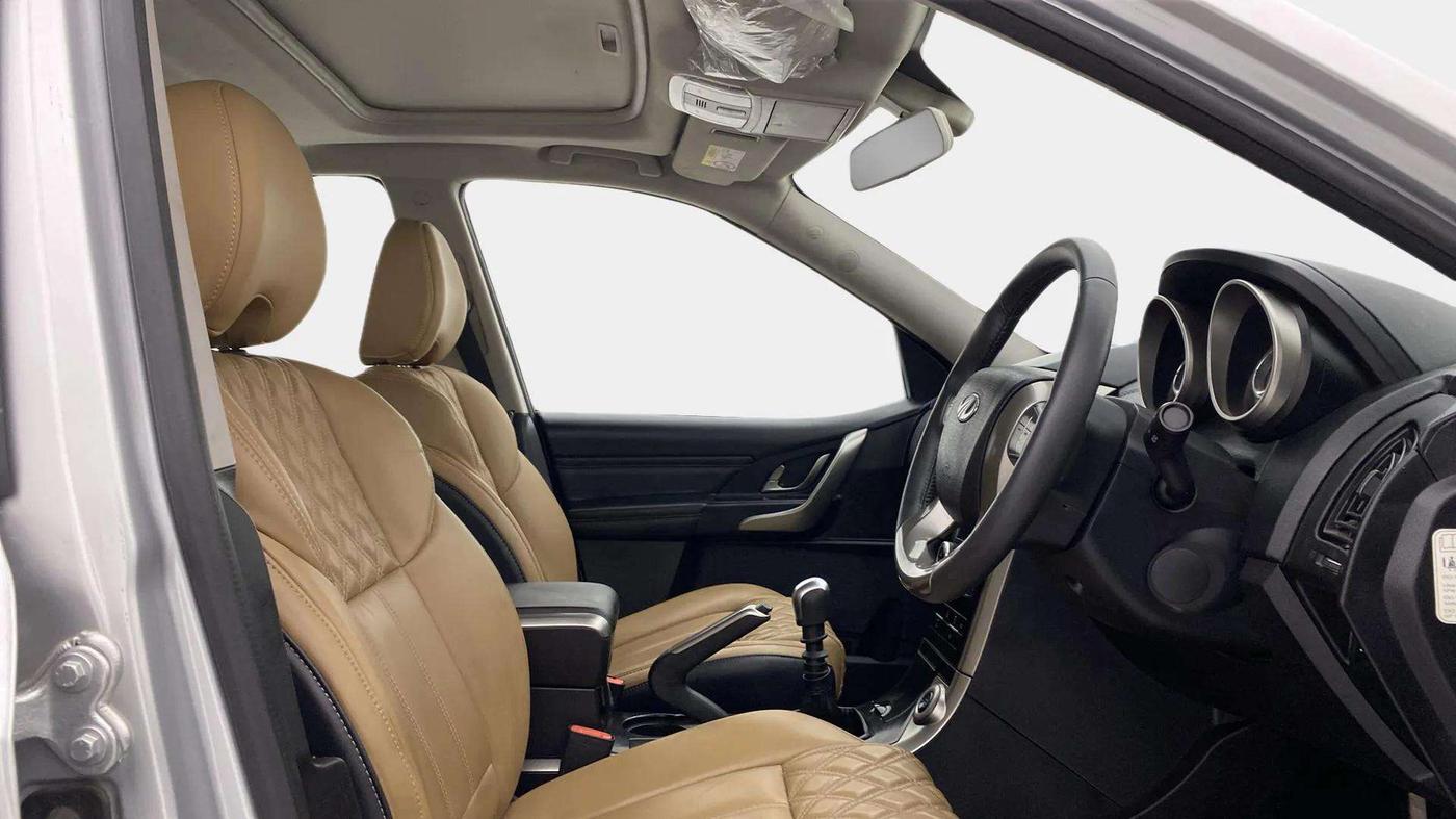 2019 Mahindra XUV500 W11(O), Diesel, Manual, 41,688 km, Right Side Front Door Cabin