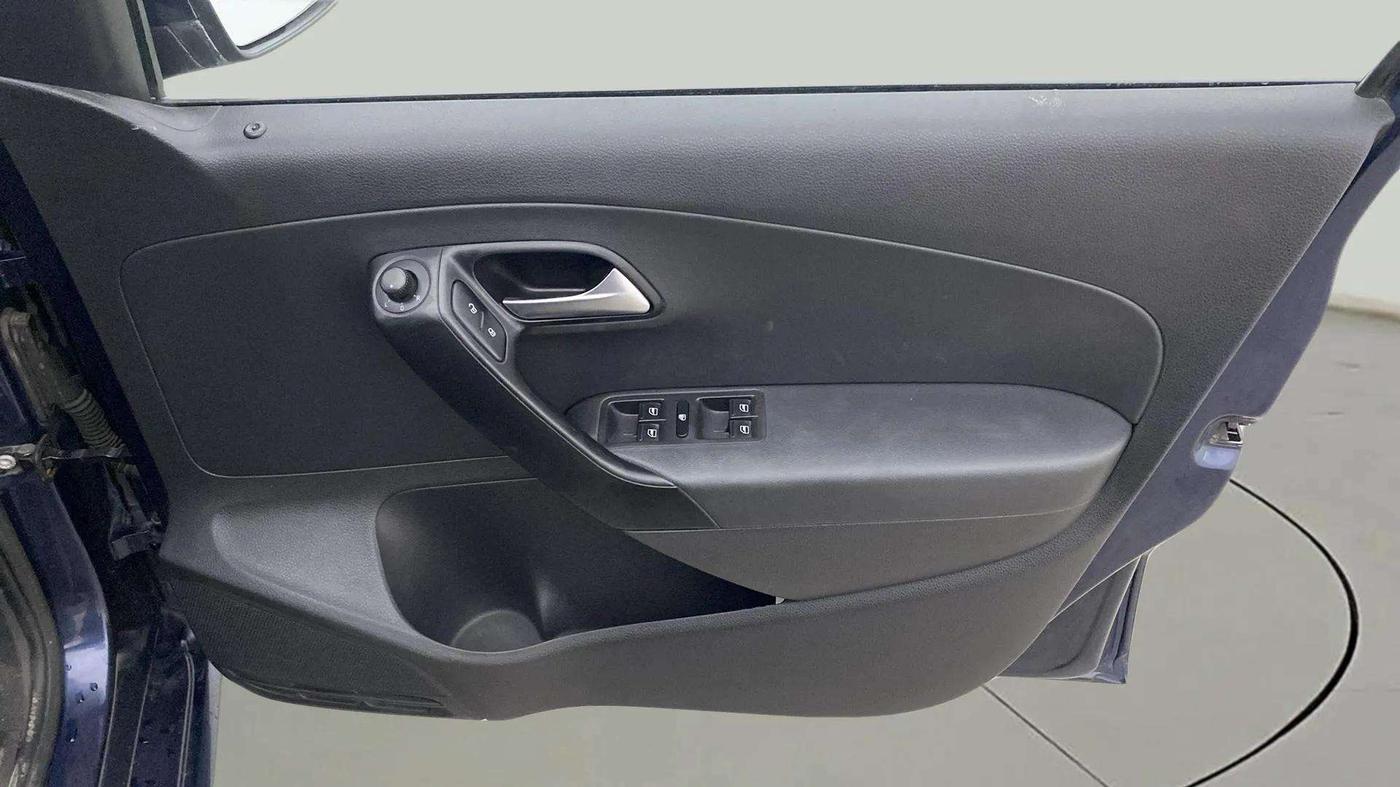 2015 Volkswagen Polo COMFORTLINE 1.2L, Petrol, Manual, 53,717 km, Driver Side Door Panels Control