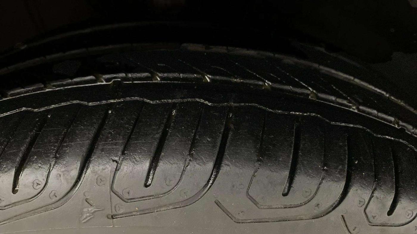 2015 Volkswagen Polo COMFORTLINE 1.2L, Petrol, Manual, 53,717 km, Right Front Tyre Tread