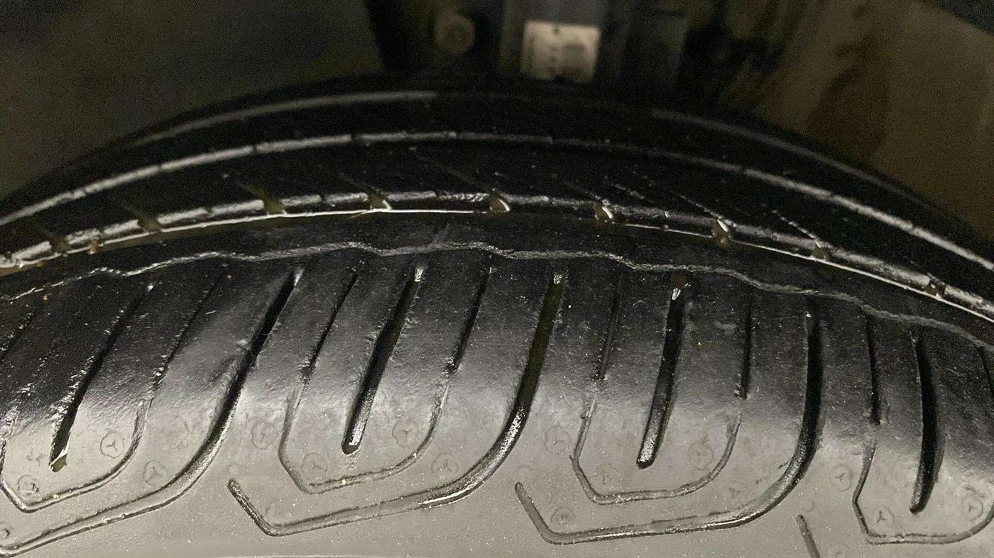 2015 Volkswagen Polo COMFORTLINE 1.2L, Petrol, Manual, 53,717 km, Left Front Tyre Tread