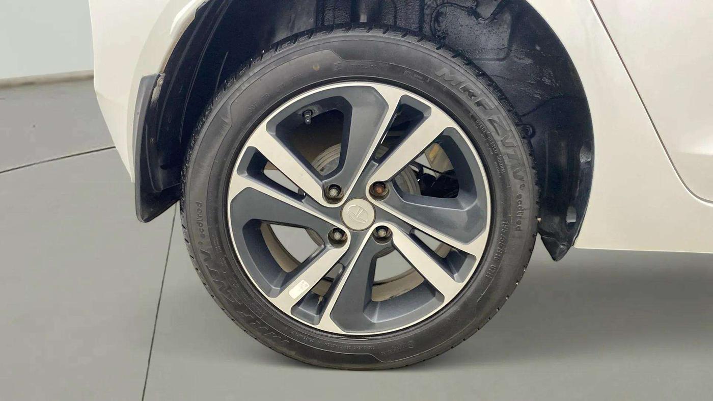 2020 Tata ALTROZ XZ PETROL, Petrol, Manual, 21,980 km, Right Rear Wheel