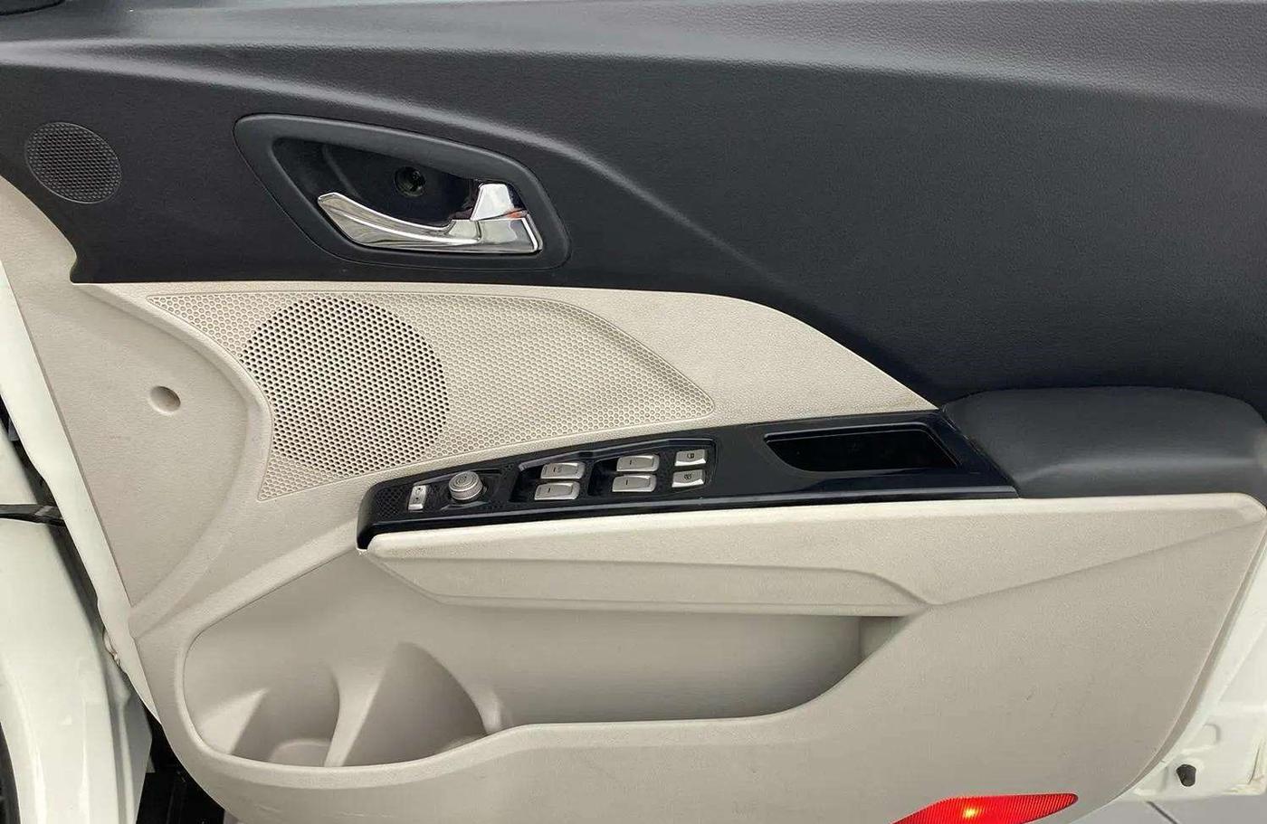 2021 Mahindra XUV300 W8 (O) 1.2 PETROL, Petrol, Manual, 55,673 km, Driver Side Door Panels Control