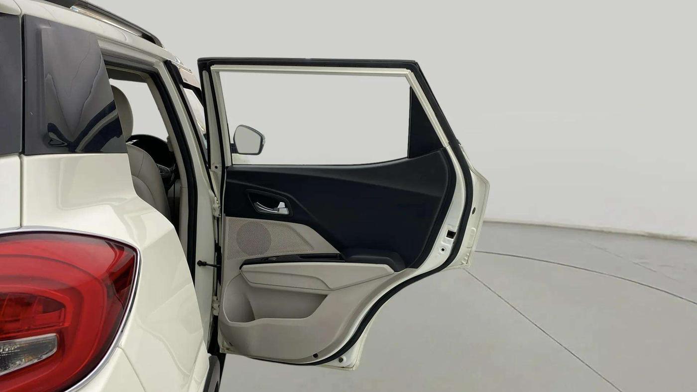 2021 Mahindra XUV300 W8 (O) 1.2 PETROL, Petrol, Manual, 55,673 km, RHS Rear Door