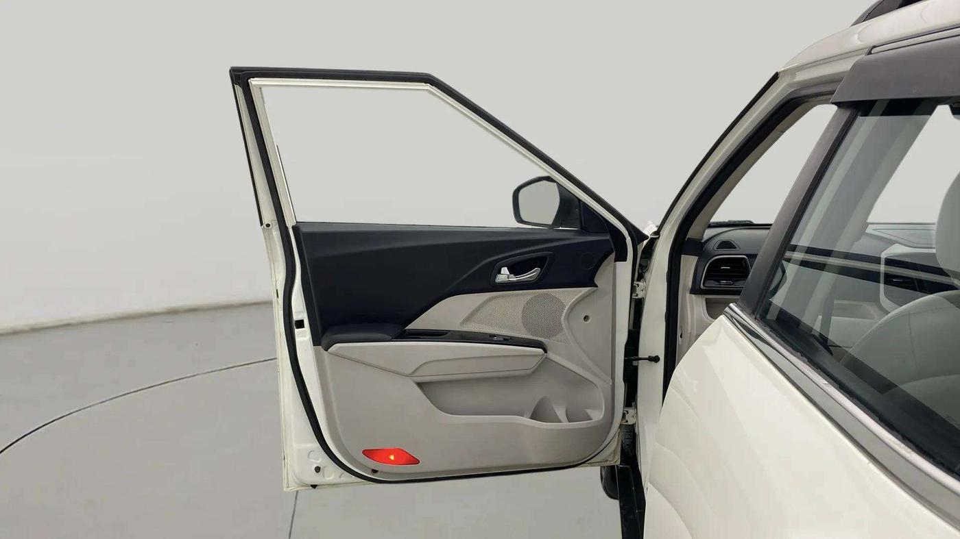 2021 Mahindra XUV300 W8 (O) 1.2 PETROL, Petrol, Manual, 55,673 km, LHS Front Door