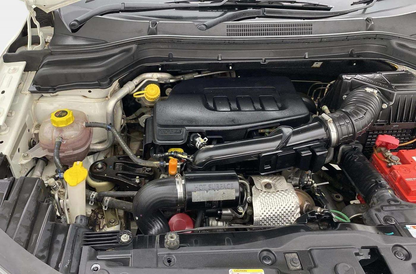 2021 Mahindra XUV300 W8 (O) 1.2 PETROL, Petrol, Manual, 55,673 km, Engine View - Right