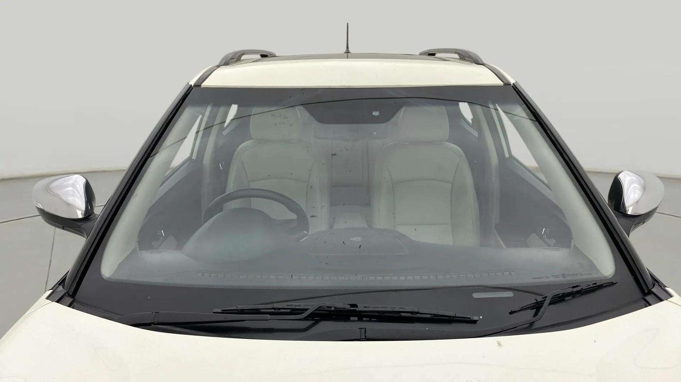 2021 Mahindra XUV300 W8 (O) 1.2 PETROL, Petrol, Manual, 55,673 km, Front Windshield