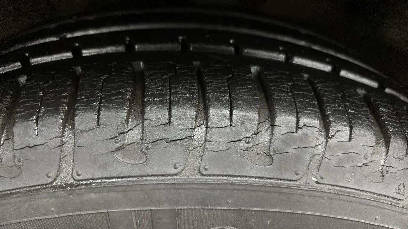 2014 Hyundai Elite i20 MAGNA 1.2, Petrol, Manual, 12,872 km, Left Front Tyre Tread