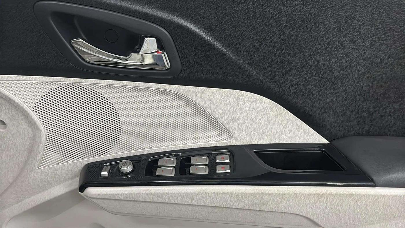 2022 Mahindra XUV300 W8 (O) 1.2 PETROL, Petrol, Manual, 8,248 km, Driver Side Door Panels Control
