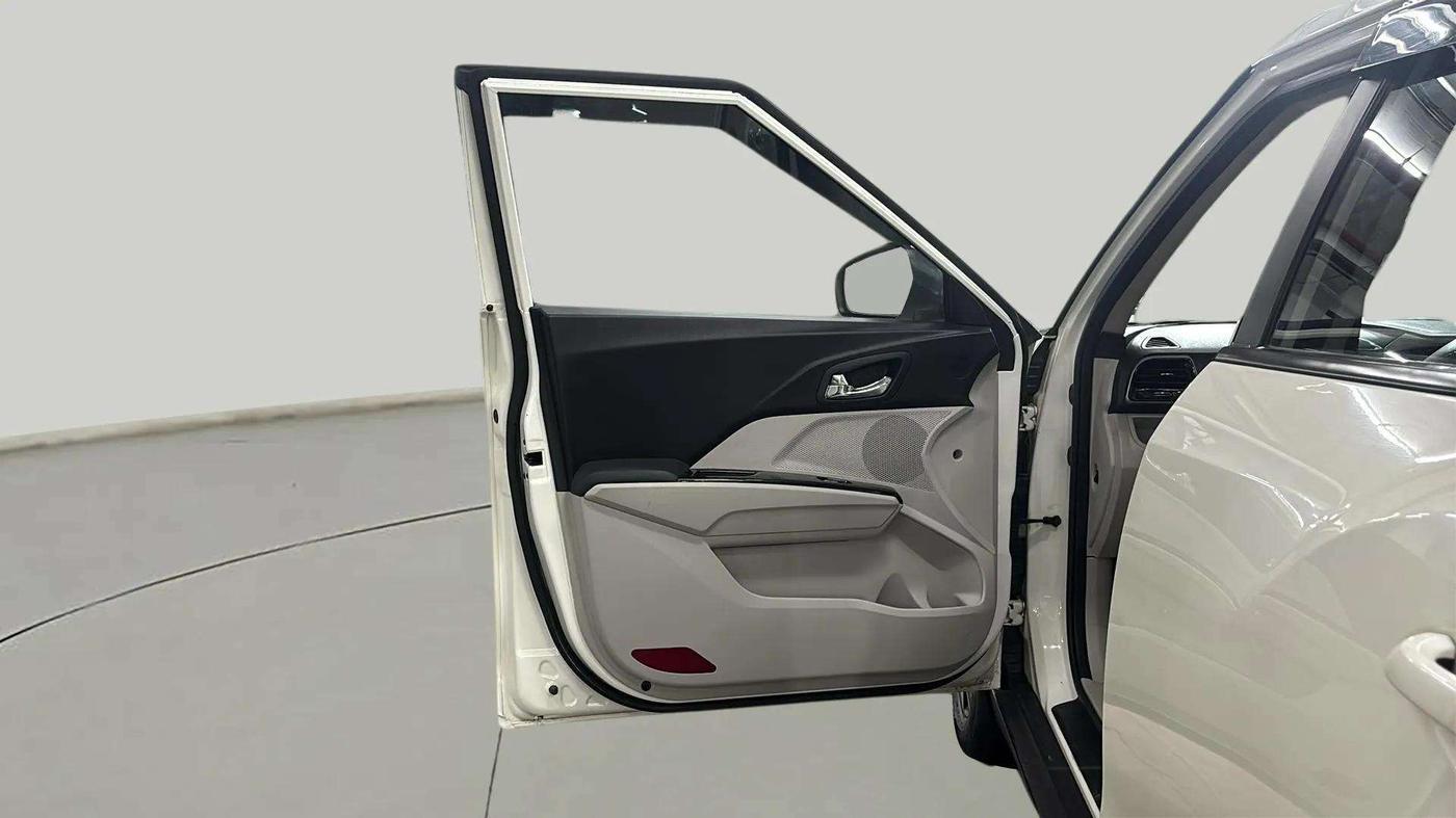 2022 Mahindra XUV300 W8 (O) 1.2 PETROL, Petrol, Manual, 8,248 km, LHS Front Door